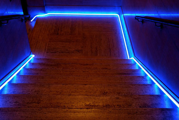 LED Neon pásky umístěné na schodišti