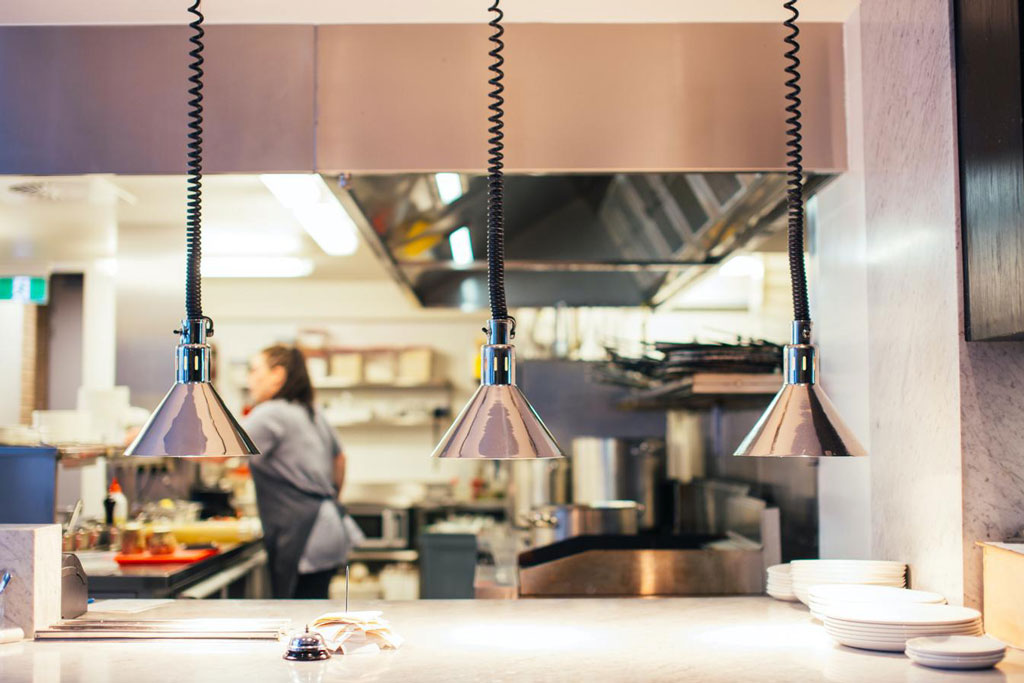 5 tipů: Jak vybrat osvětlení do profesionální kuchyně