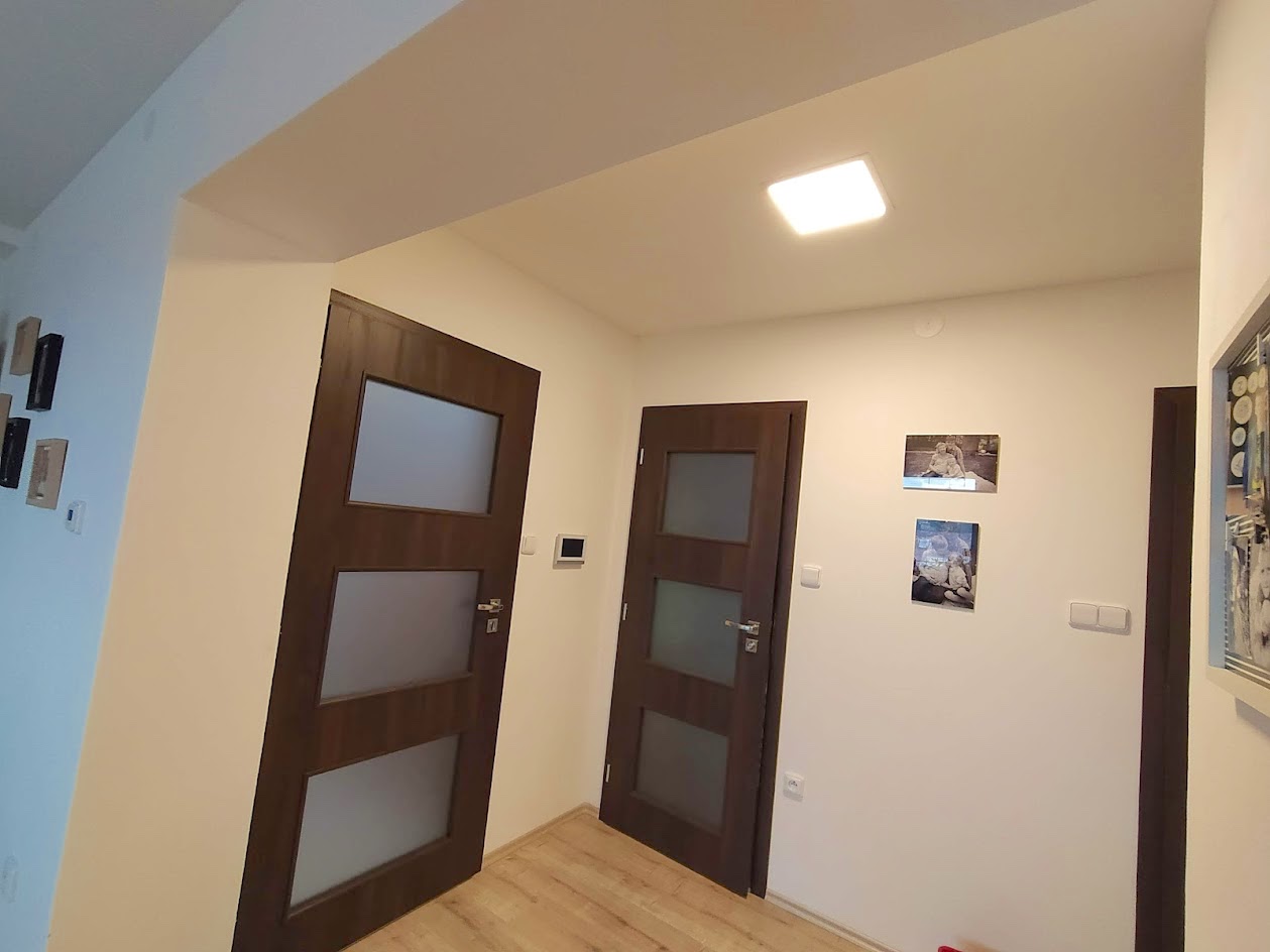 Obrázek znázorňující energetickou úsporu s LED panelem v provozu.