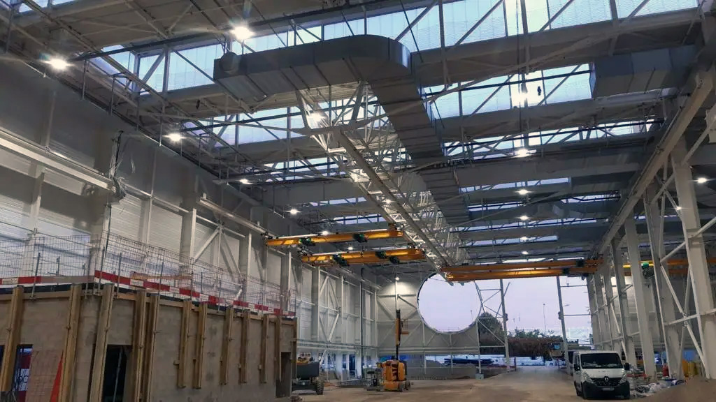 Video ukazující instalaci LED svítidla Highbay v průmyslovém prostředí s důrazem na jednoduchost montáže.