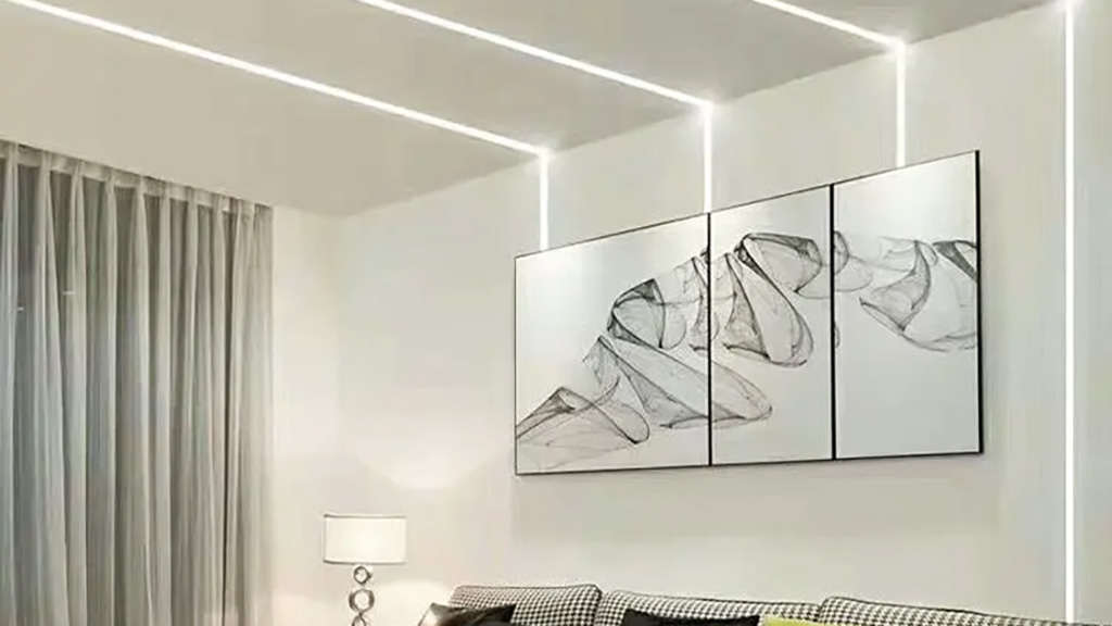 Fotografie LED pásky instalované pod kuchyňskou linkou, s jasným osvětlením pracovní plochy.