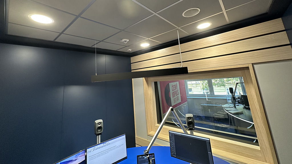 Obrázek: LED panel ve stylové kanceláři.