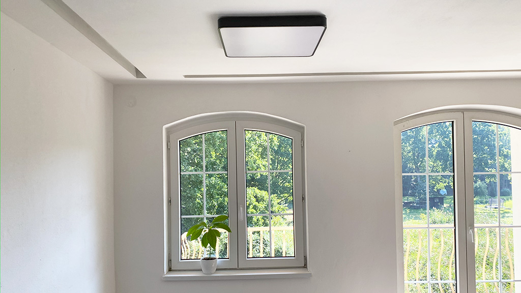 Obrázek moderního interiéru s LED panelem na stropě.
