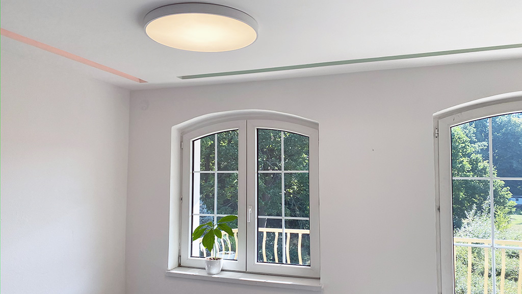 prostorní záběr na LED panel v moderním interiéru, kde je vidět jeho elegantní design a osvětlení.