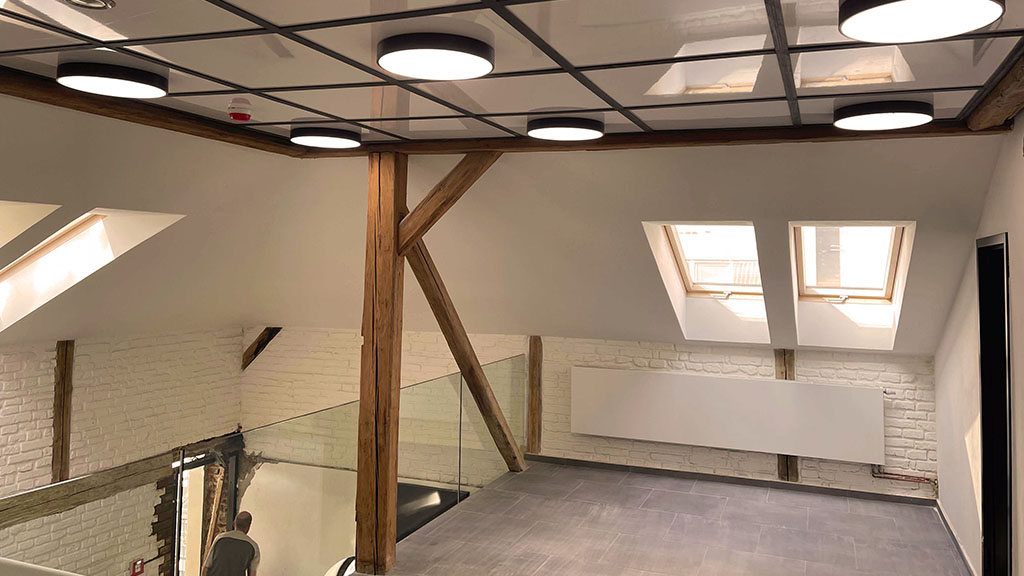 Obrázek moderního interiéru s instalovaným LED panelem, který osvětluje místnost a ukazuje jeho designové provedení.
