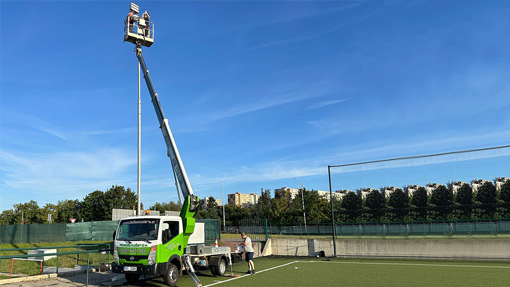 Krátké video ukazující krok za krokem instalaci LED světla na sportovišti