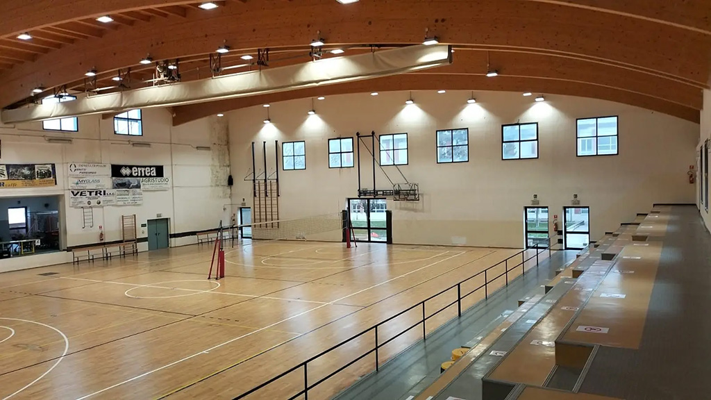 Krátké video s animací zapínání osvětlení a jeho efektu na sportovišti ve večerních hodinách.