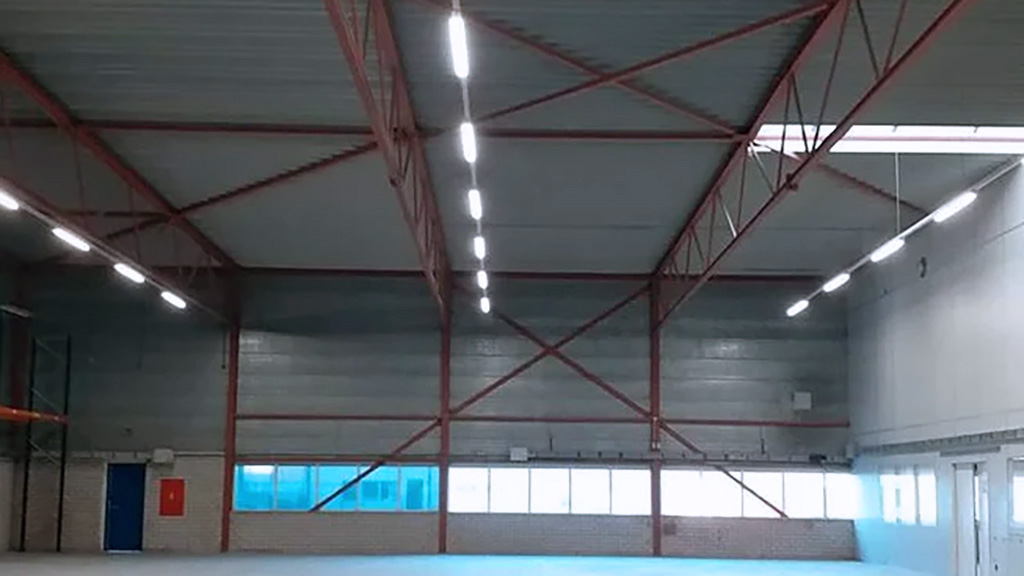 Obrázek LED trubice v moderním interiéru, zdůrazňující její délku a mléčné provedení.