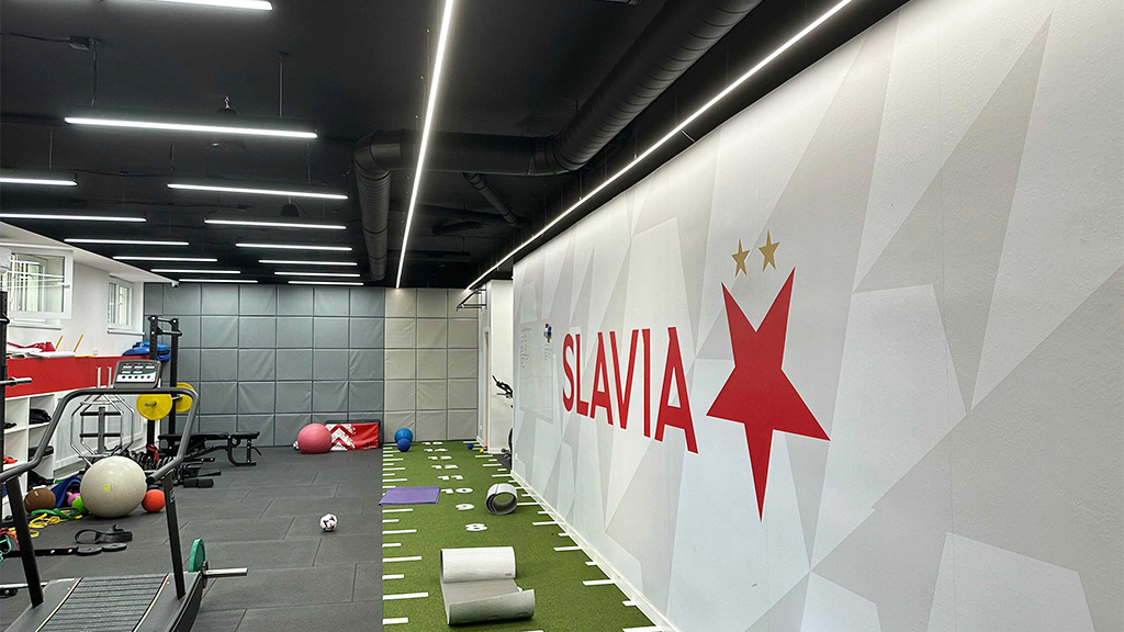 Video ukazující proces instalace LED pásky a změnu barevného spektra pomocí dálkového ovládání.