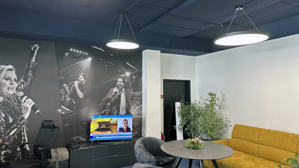 Grafické znázornění funkcí a výhod LED panelu, včetně úspory energie a nastavitelné teploty světla.