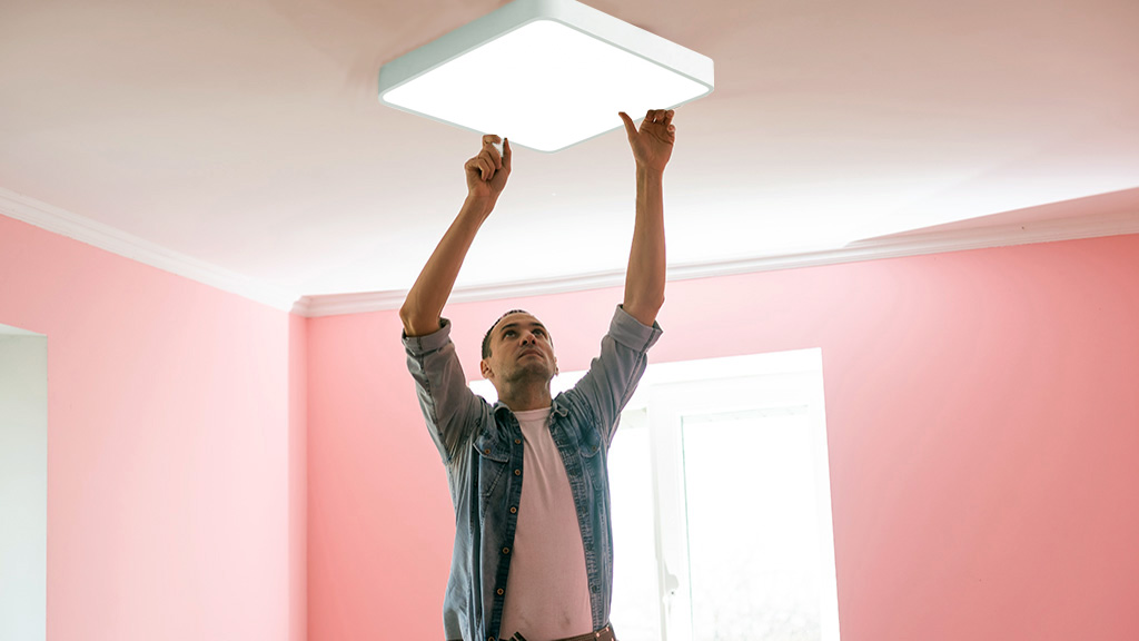 Fotografie prostoru LED panelu s osvětleným prostorem, zaměření na jeho zelený design a moderní vzhled.