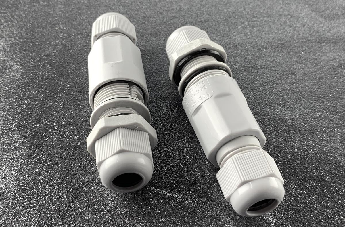 Weißer Wasserdichter Stecker I SCSJ IP68 3x 2.5