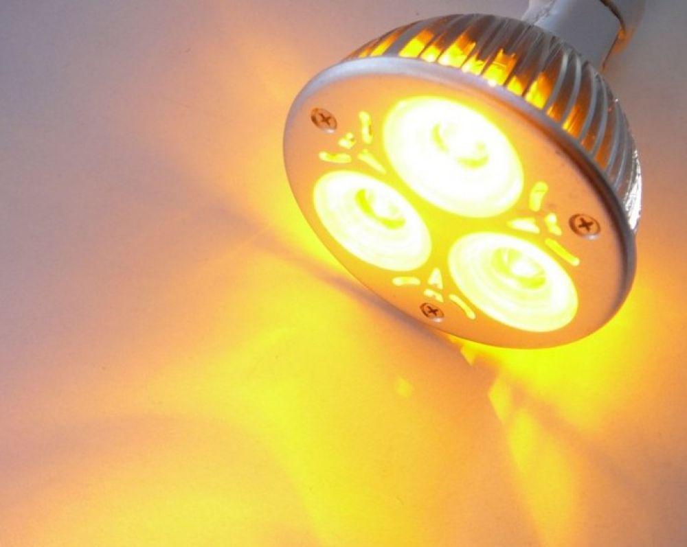 Farebná LED žiarovka E27 žltá