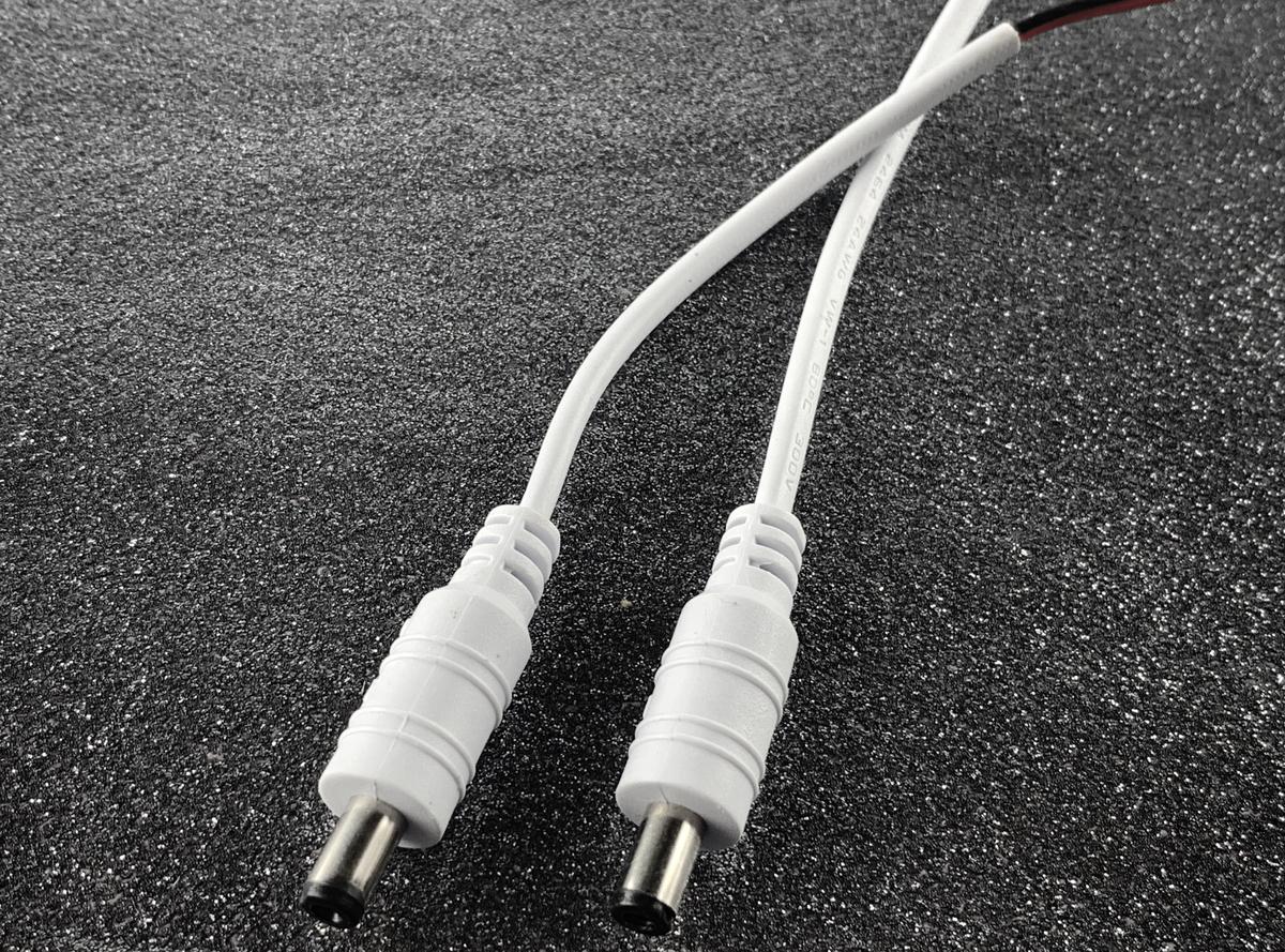 DC konektor napájací s káblom farba biela (samec) 14cm