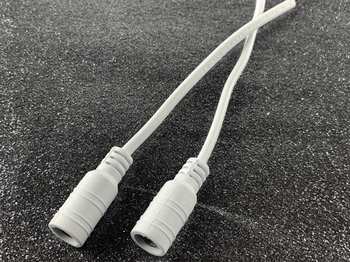 DC konektor napájací s káblom farba biela (samica) 14cm