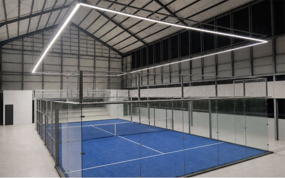 3D-Visualisierung des Padel-Courts mit LED-Linearleuchten an vier Seiten