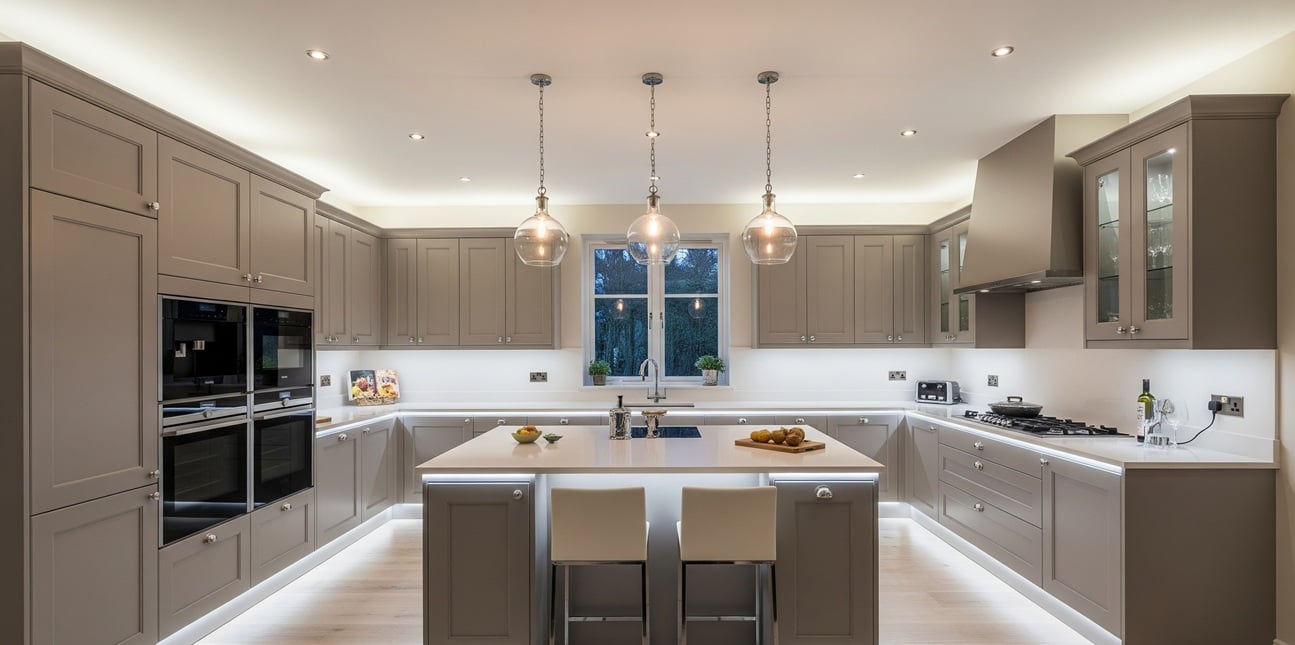 Moderne Küche mit LED-Beleuchtung