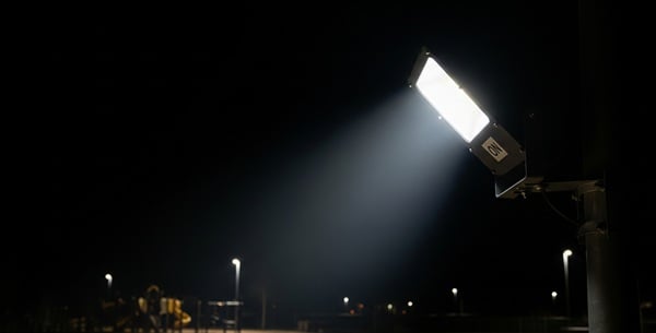 LED-Flutlichtstrahler an einem Mast