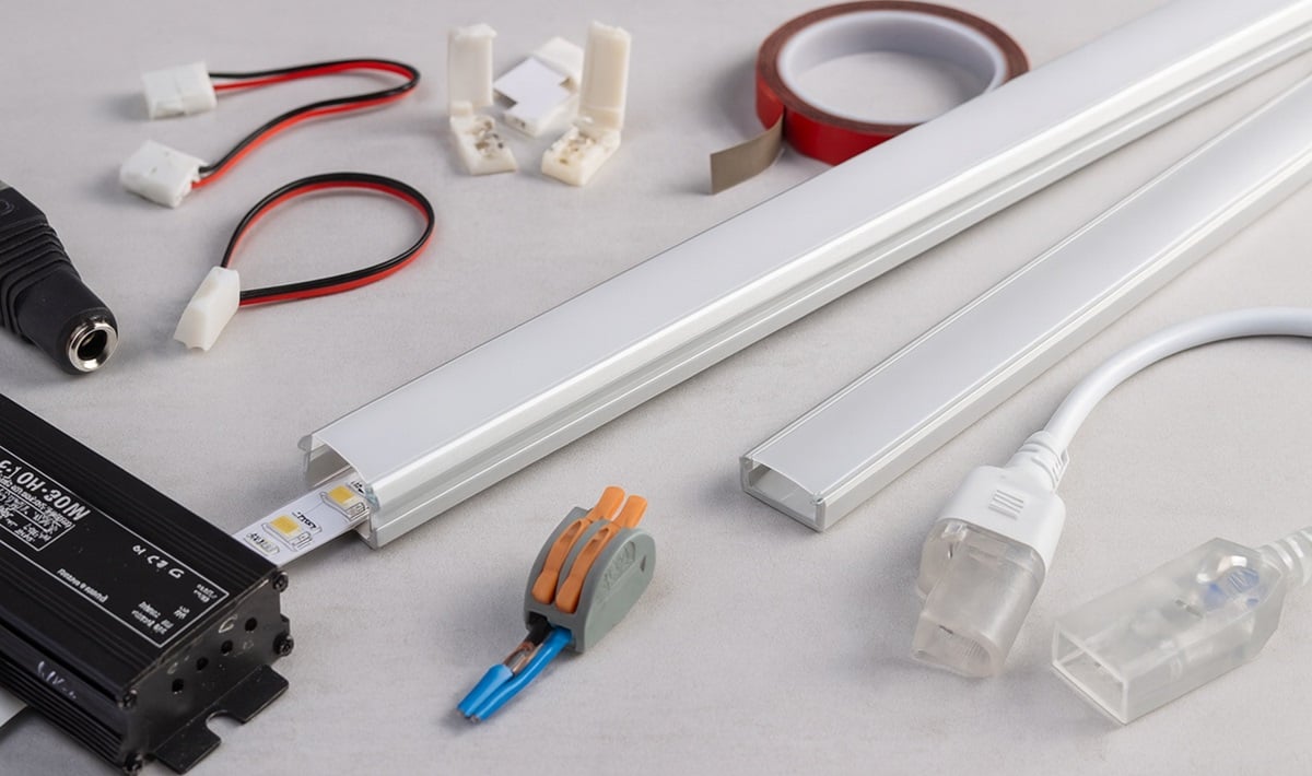 LED-Streifen mit Aluminiumprofil und Zubehör (Symbolbild)