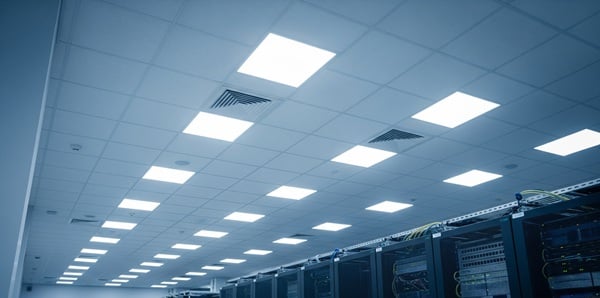 Serverraum mit LED-Beleuchtung