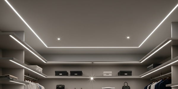 Modernes Ankleidezimmer mit integrierten LED-Lichtlinien