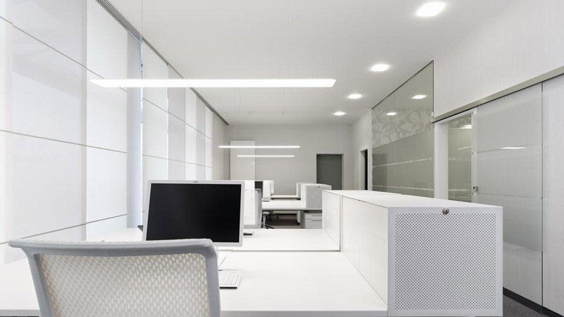 stropní LED osvětlení kanceláře