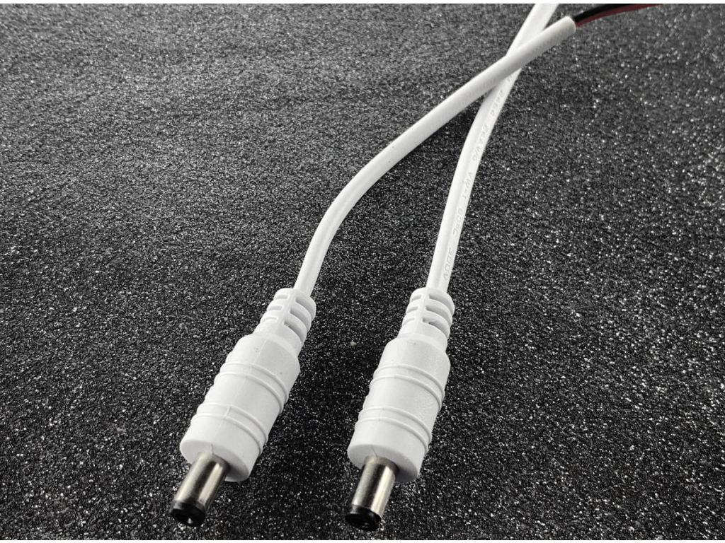 DC konektor napájecí s kabelem barva bílá (samec) 14cm