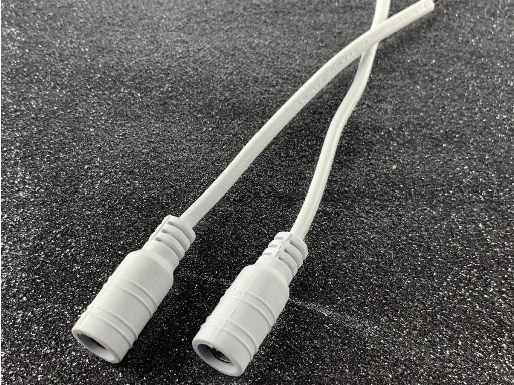 DC konektor napájecí s kabelem barva bílá (samice) 14cm